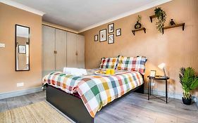 Spacious 3-Bed With Free Parking